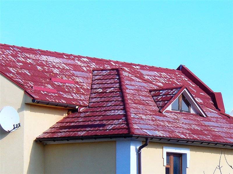 Как правильно уложить профнастил на крышу